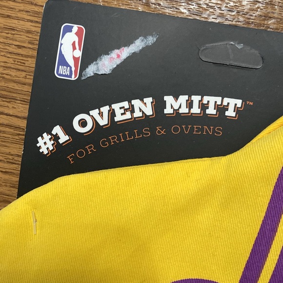 Lakers Oven Mitt - Picture 4 of 7